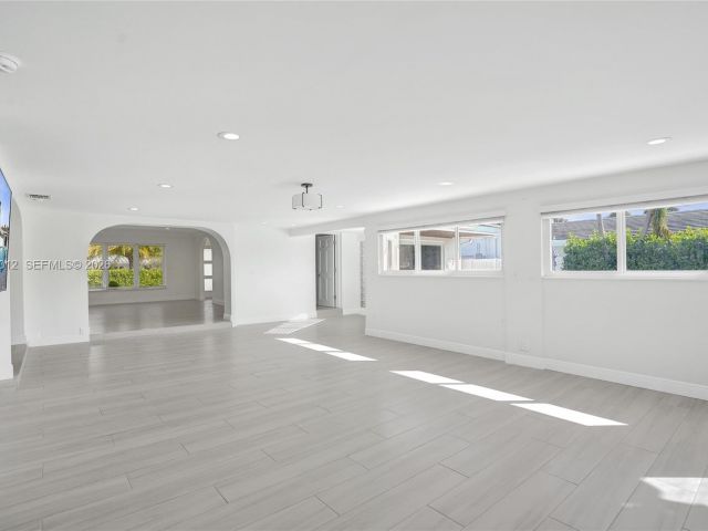 Продажа дома по адресу 2724 NE 10th St - фото 7510333