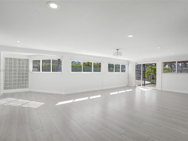 Продажа дома по адресу 2724 NE 10th St - фото 7510334