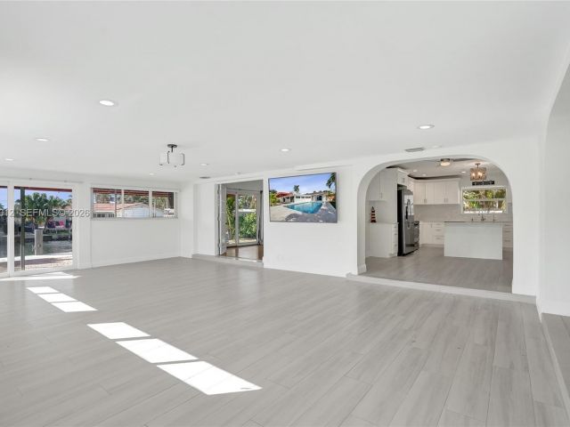 Продажа дома по адресу 2724 NE 10th St - фото 7510335