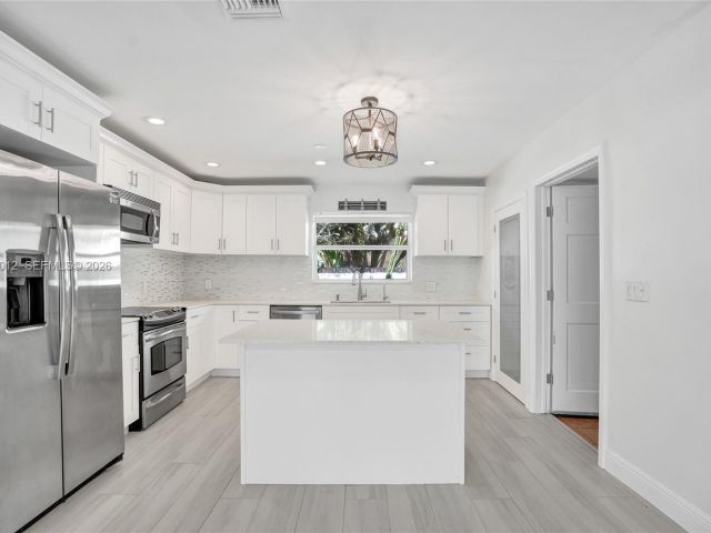 Продажа дома по адресу 2724 NE 10th St - фото 7510336