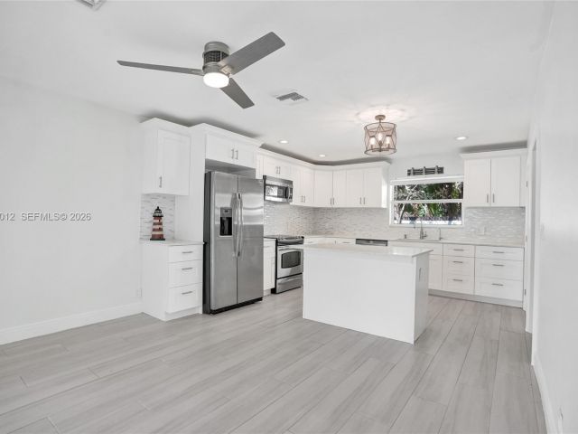 Продажа дома по адресу 2724 NE 10th St - фото 7510337