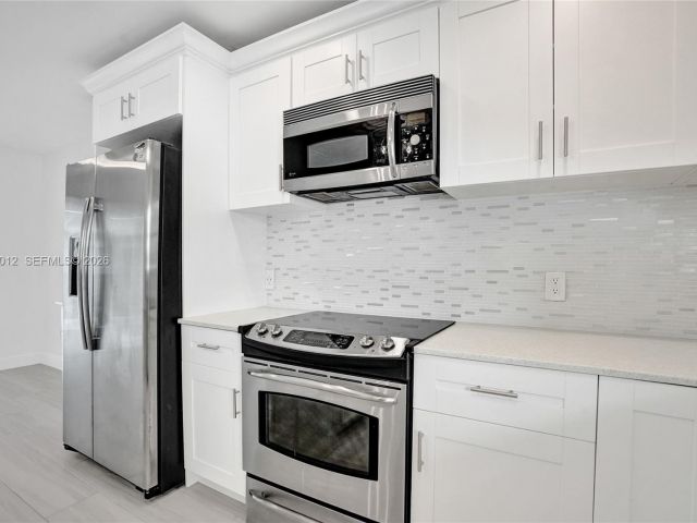 Продажа дома по адресу 2724 NE 10th St - фото 7510338