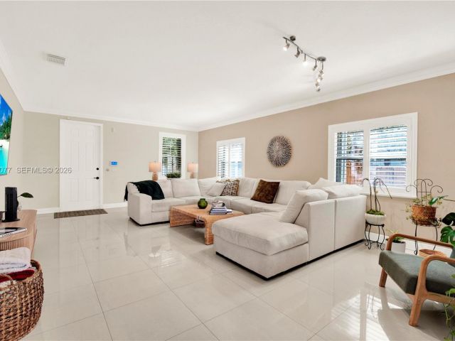 Продажа дома по адресу 144 NE 32nd Ter - фото 7460495