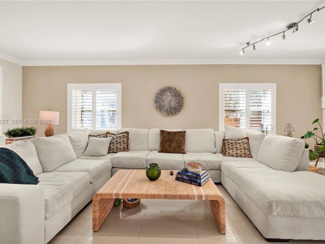 Продажа дома по адресу 144 NE 32nd Ter - фото 7460496