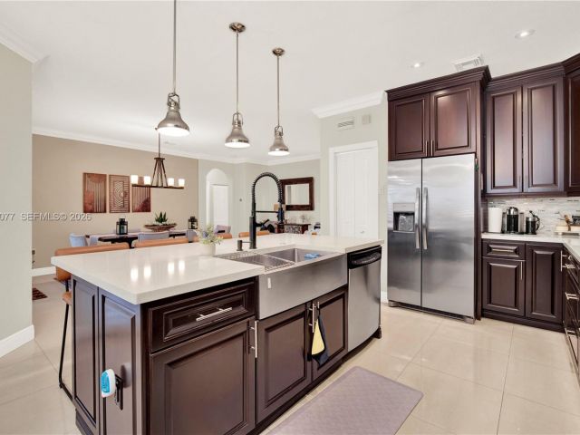 Продажа дома по адресу 144 NE 32nd Ter - фото 7460506