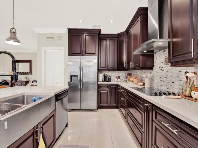 Продажа дома по адресу 144 NE 32nd Ter - фото 7460507