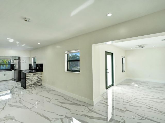 Дом в аренду по адресу 237 NE 110th Ter 237 - фото 7518173