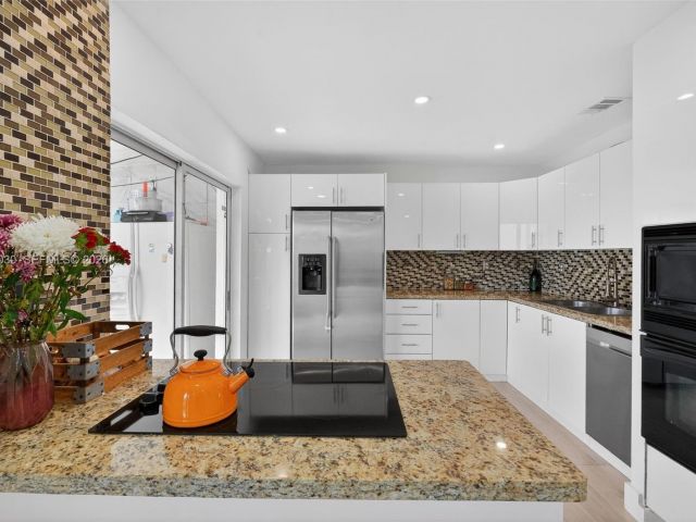 Продажа дома по адресу 13758 SW 160th Ter - фото 7532096