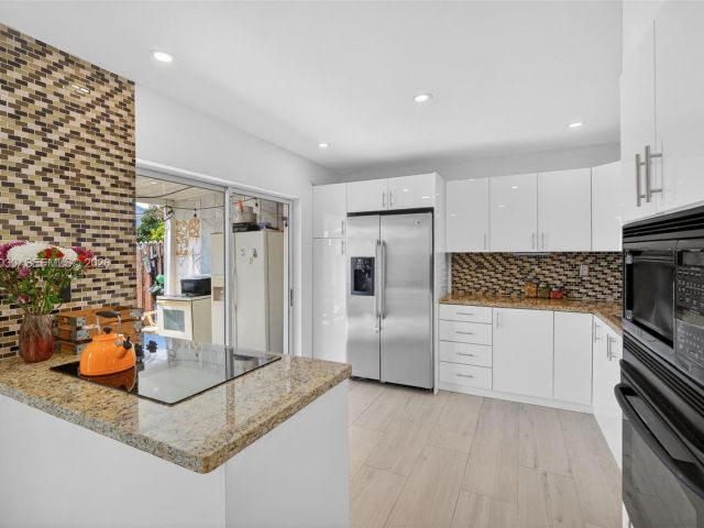 Продажа дома по адресу 13758 SW 160th Ter - фото 7532097