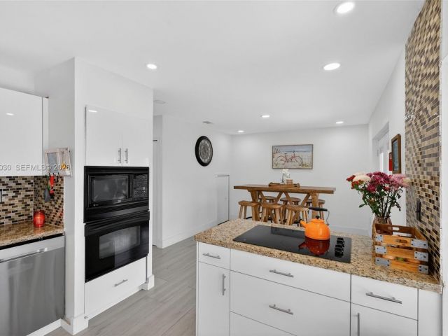 Продажа дома по адресу 13758 SW 160th Ter - фото 7532098