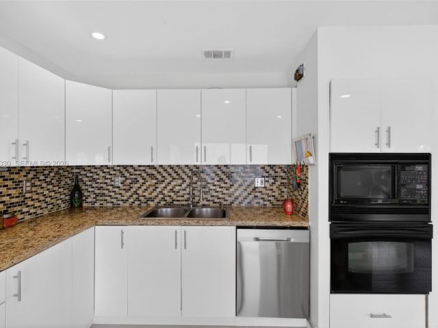 Продажа дома по адресу 13758 SW 160th Ter - фото 7532099