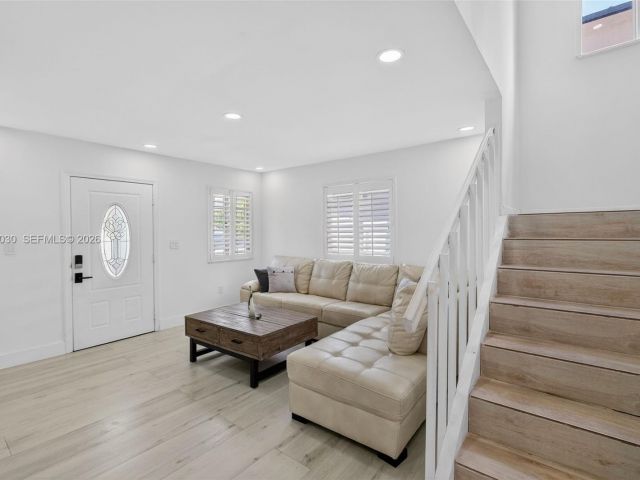 Продажа дома по адресу 13758 SW 160th Ter - фото 7532100