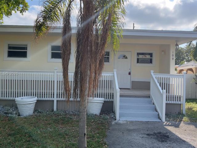 Продажа дома по адресу 109 SW 1st Ave - фото 7462251