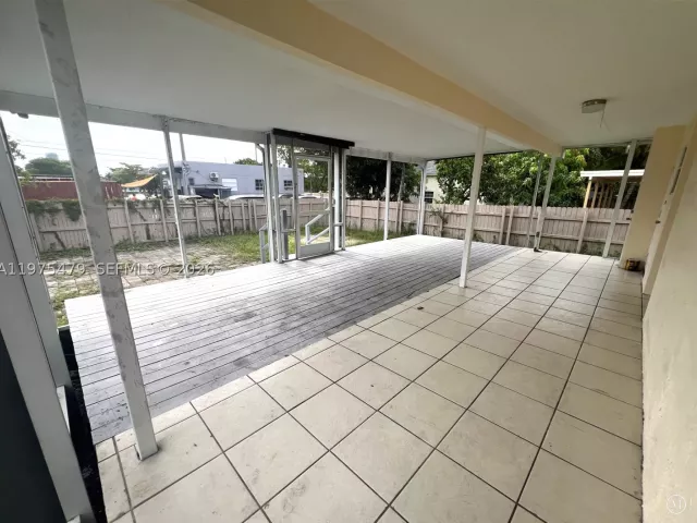 Продажа дома по адресу 109 SW 1st Ave - фото 8987826