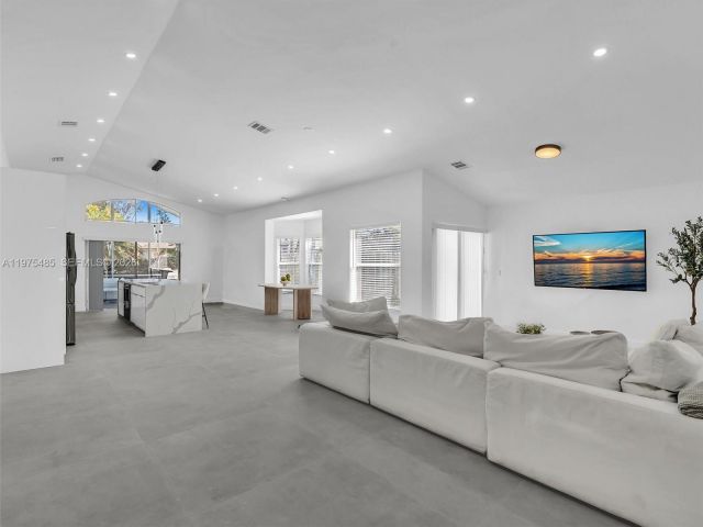 Дом в аренду по адресу 4962 SW 32nd Way - фото 7474434