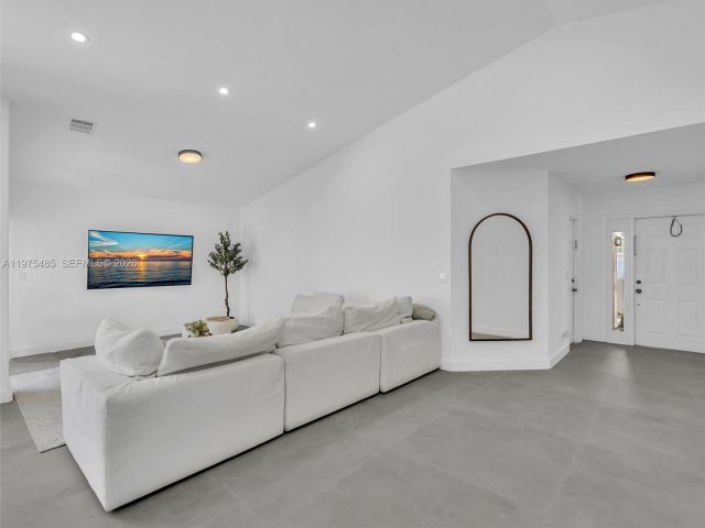 Дом в аренду по адресу 4962 SW 32nd Way - фото 7474436