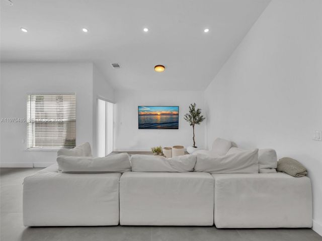 Дом в аренду по адресу 4962 SW 32nd Way - фото 7474438