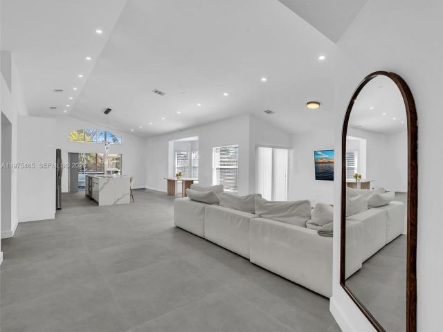 Дом в аренду по адресу 4962 SW 32nd Way - фото 7474441