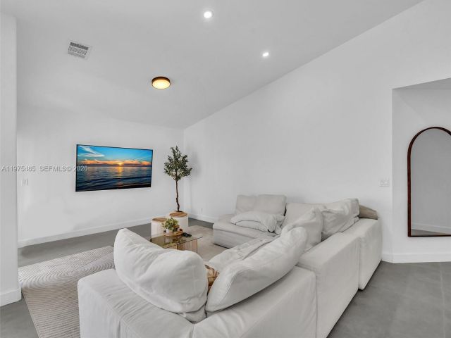 Дом в аренду по адресу 4962 SW 32nd Way - фото 7474443