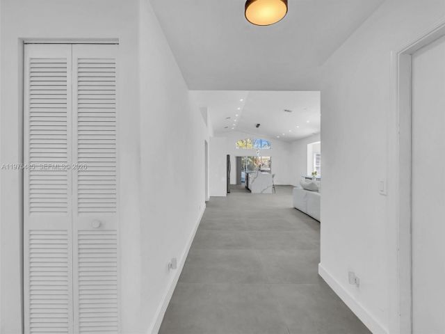 Дом в аренду по адресу 4962 SW 32nd Way - фото 7474444