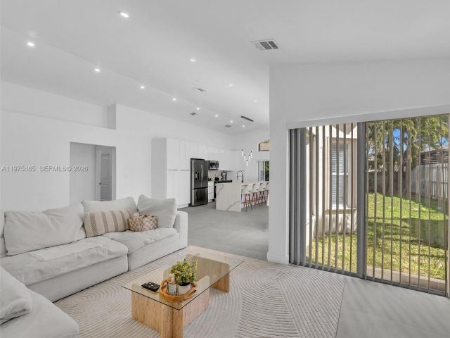 Дом в аренду по адресу 4962 SW 32nd Way - фото 7474449