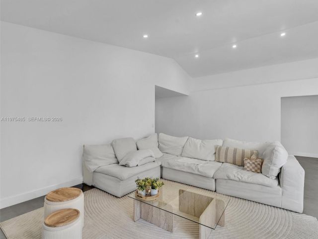 Дом в аренду по адресу 4962 SW 32nd Way - фото 7474451