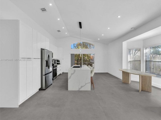 Дом в аренду по адресу 4962 SW 32nd Way - фото 7474455