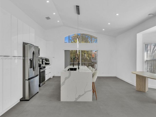 Дом в аренду по адресу 4962 SW 32nd Way - фото 7474458