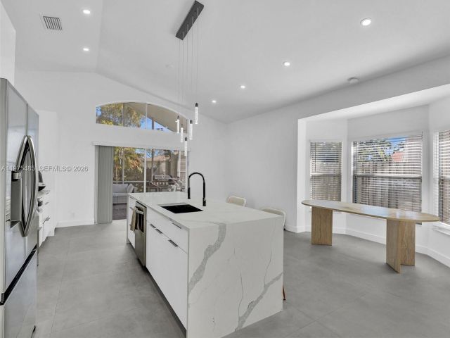 Дом в аренду по адресу 4962 SW 32nd Way - фото 7474460