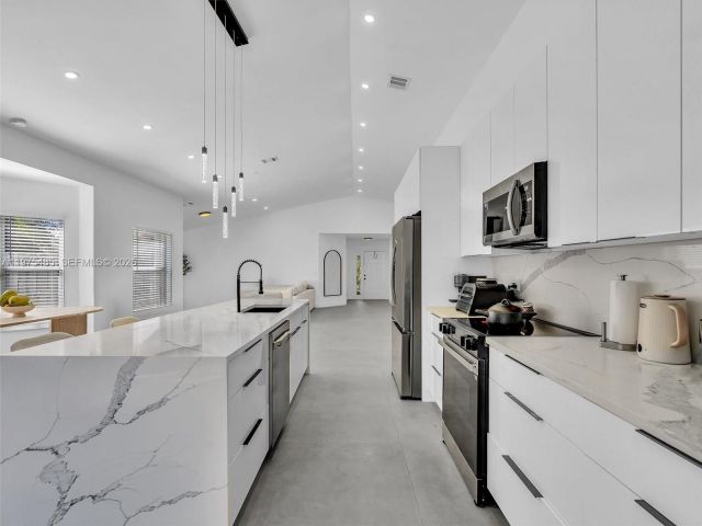 Дом в аренду по адресу 4962 SW 32nd Way - фото 7474469