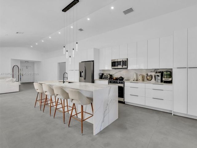 Дом в аренду по адресу 4962 SW 32nd Way - фото 7474472