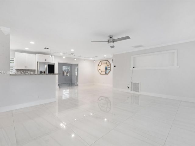 Продажа дома по адресу 309 SE 3rd Ter - фото 7529230