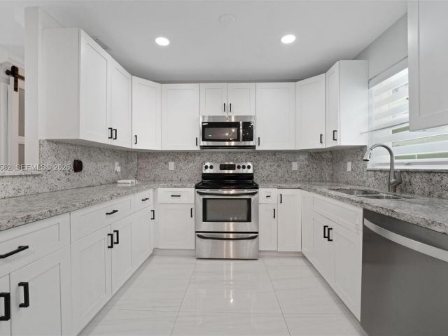 Продажа дома по адресу 309 SE 3rd Ter - фото 7529233