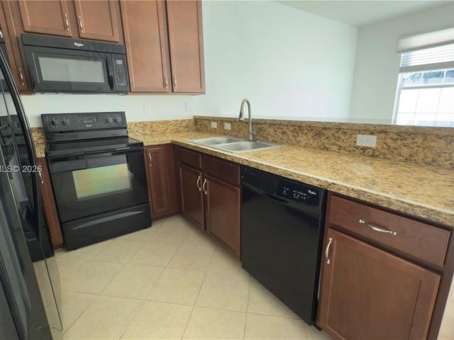 Дом в аренду по адресу 1522 SW 147th Ter - фото 7455031