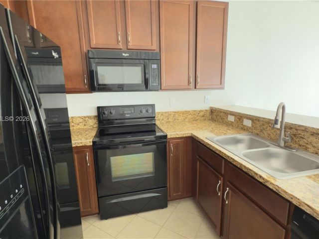 Дом в аренду по адресу 1522 SW 147th Ter - фото 7455032