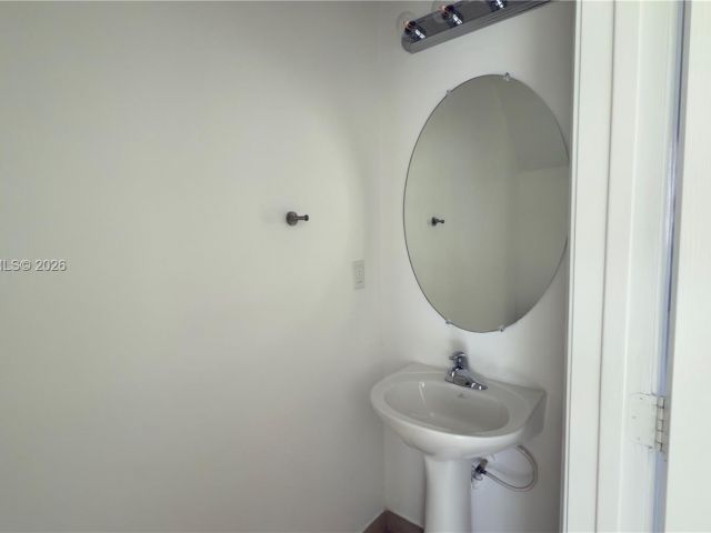 Дом в аренду по адресу 1522 SW 147th Ter - фото 7455033