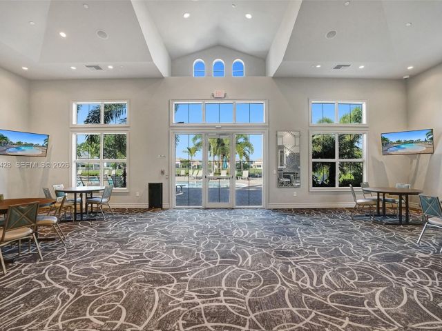 Дом в аренду по адресу 4764 Eucalyptus Dr - фото 7474376