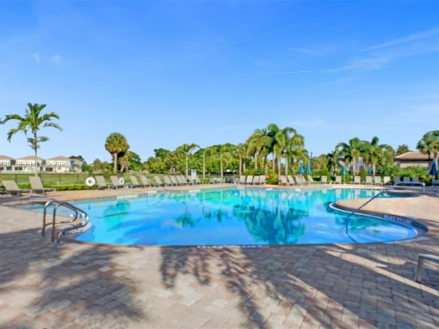 Дом в аренду по адресу 4764 Eucalyptus Dr - фото 7474381