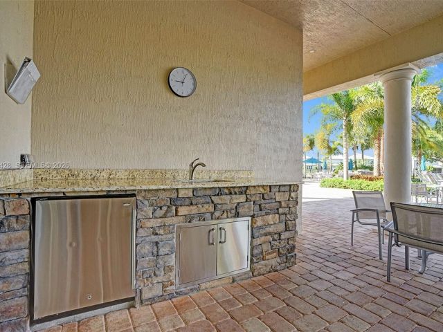 Дом в аренду по адресу 4764 Eucalyptus Dr - фото 7474386