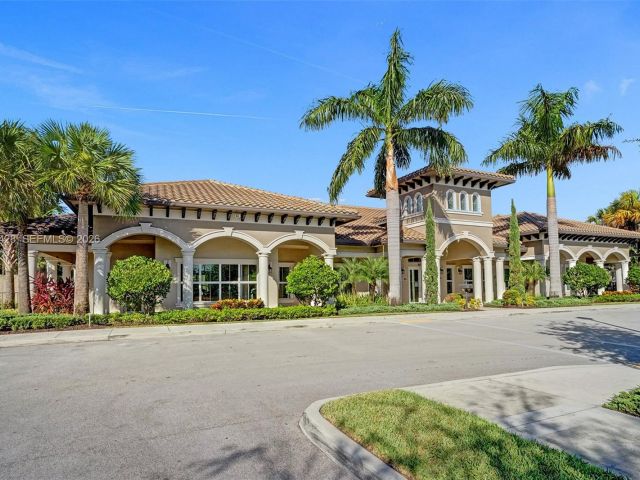 Дом в аренду по адресу 4764 Eucalyptus Dr - фото 7474389