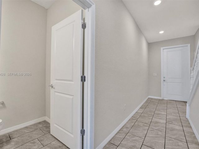 Дом в аренду по адресу 4764 Eucalyptus Dr - фото 7474393