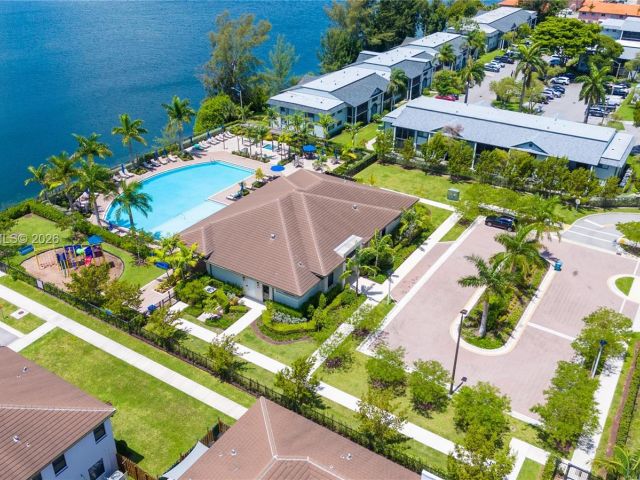 Продажа дома по адресу 21018 NE 8th Ave 21018 - фото 7529820