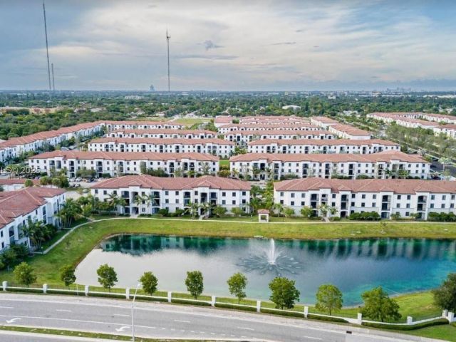 Продажа дома по адресу 21018 NE 8th Ave 21018 - фото 7529821