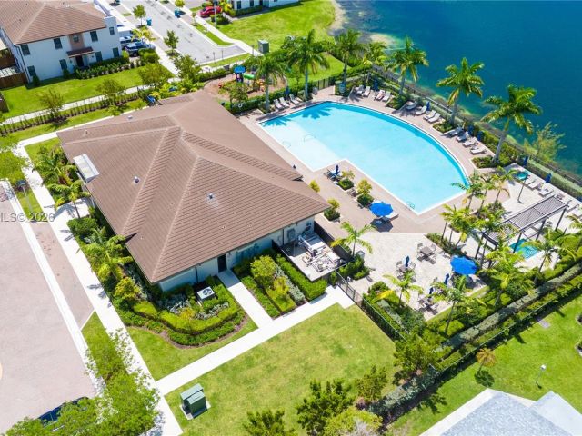 Продажа дома по адресу 21018 NE 8th Ave 21018 - фото 7529822