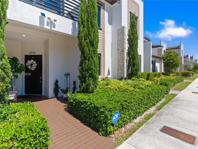 Продажа дома по адресу 21018 NE 8th Ave 21018 - фото 7529824