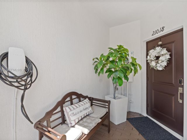 Продажа дома по адресу 21018 NE 8th Ave 21018 - фото 7529828