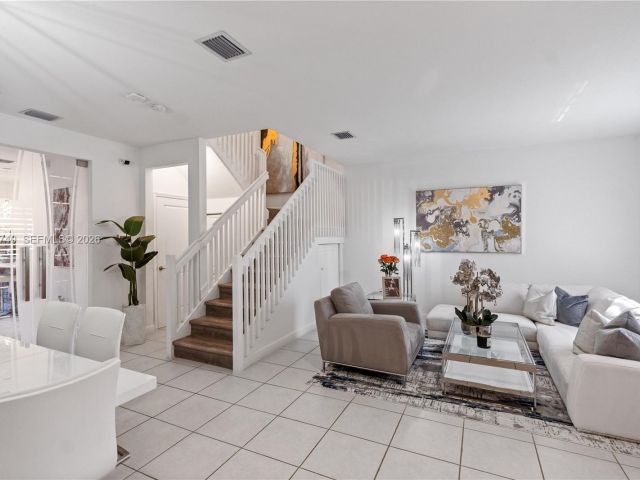 Продажа дома по адресу 21018 NE 8th Ave 21018 - фото 7529829