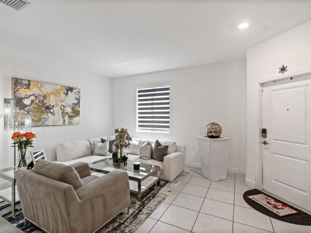 Продажа дома по адресу 21018 NE 8th Ave 21018 - фото 7529830