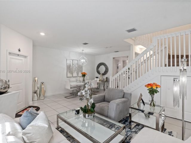 Продажа дома по адресу 21018 NE 8th Ave 21018 - фото 7529832