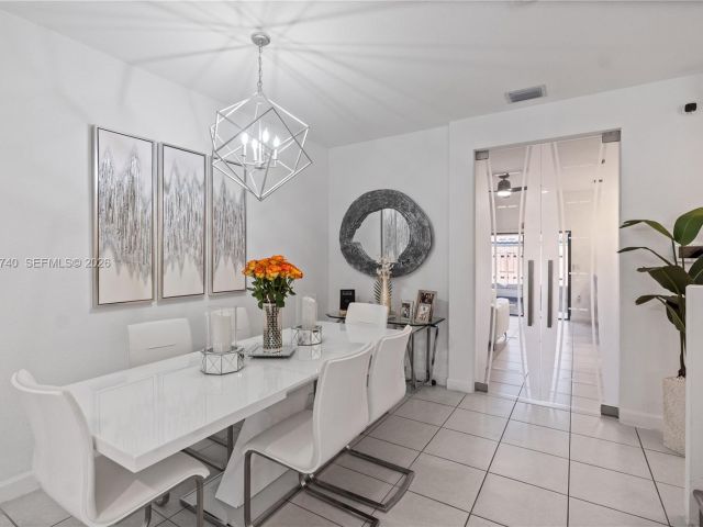 Продажа дома по адресу 21018 NE 8th Ave 21018 - фото 7529833